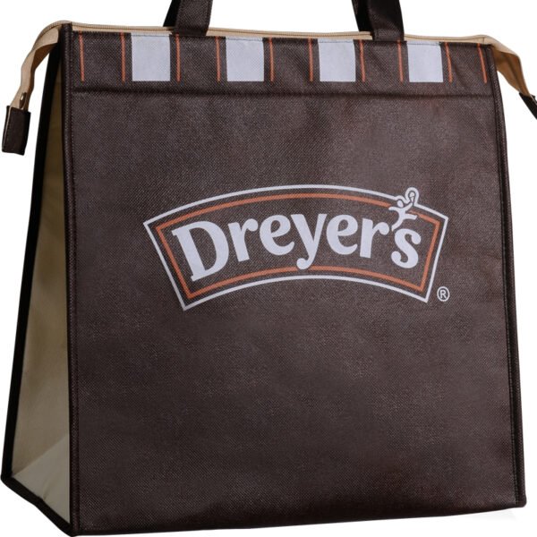 Oxford insulated bag front view Front view of custom oxford insulated cooler bag with zipper and handle